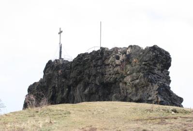 Großer Gegenstein mit dem Gipfelkreuz © Sophie Schulze